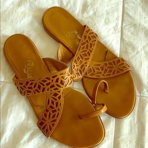 Flat leather sandals